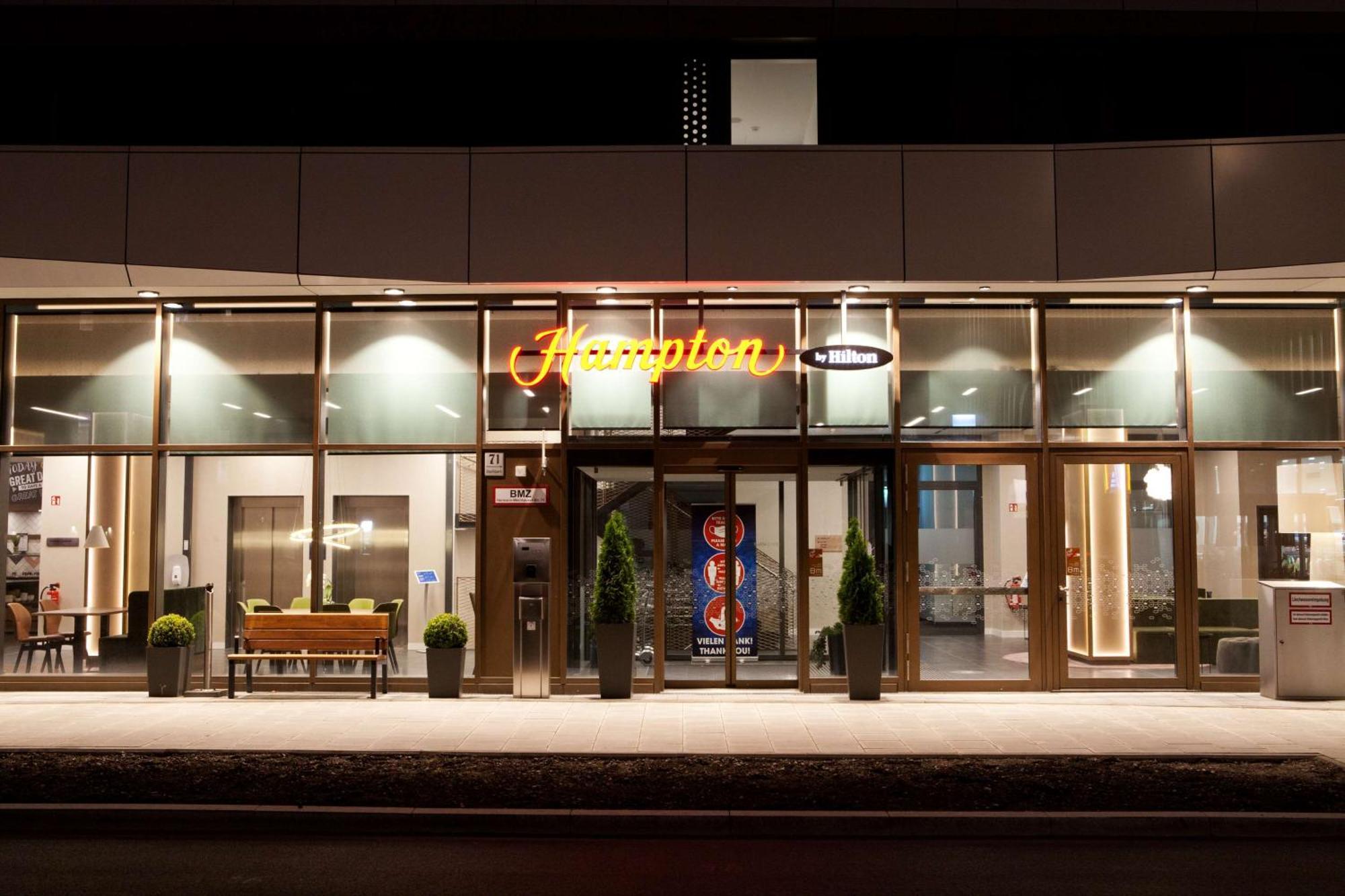 Hotel Hampton By Hilton Center East 3*